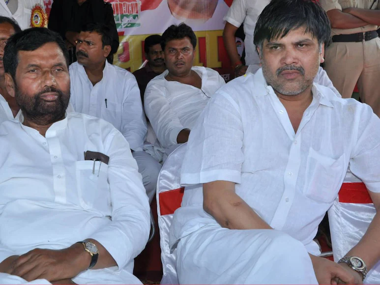 Bihar Chunav 2025: सूरजभान सिंह RJD में शामिल, मोकामा सीट से पत्नी वीणा देवी बनेंगी बड़ा चेहरा 1 SURAJBHAN SINGH JOINS RJD